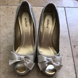 Alfani wedges with bow details